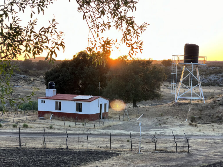 Sunset at Juntas de Neji, a rural environment with a farmhouse and a watertower