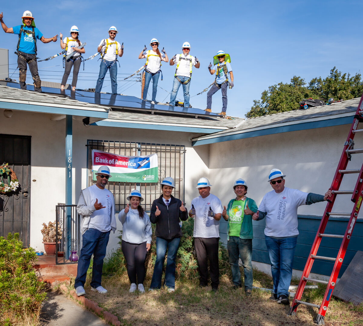 Rey Marz (in green) with the Bank of America volunteers (in white), and GRID IE Construction staff (in blue).